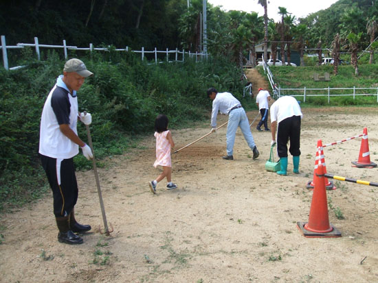 兵庫県立障害者高等技術専門学院ホースセラピー科実習生の活動中