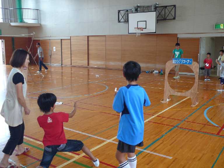 三輪小学校で紙飛行機教室