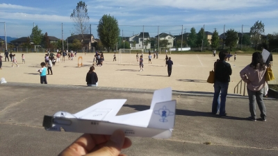 紙飛行機教室を実施しました