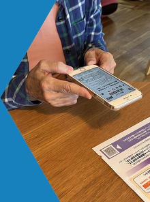 スマホで音声コードを検出している写真