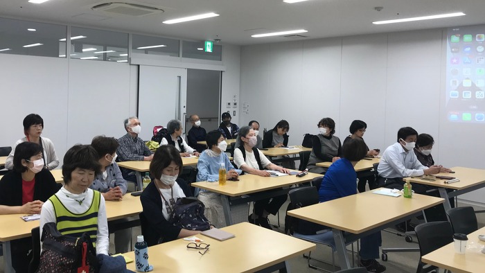 会場に約20人が着席している